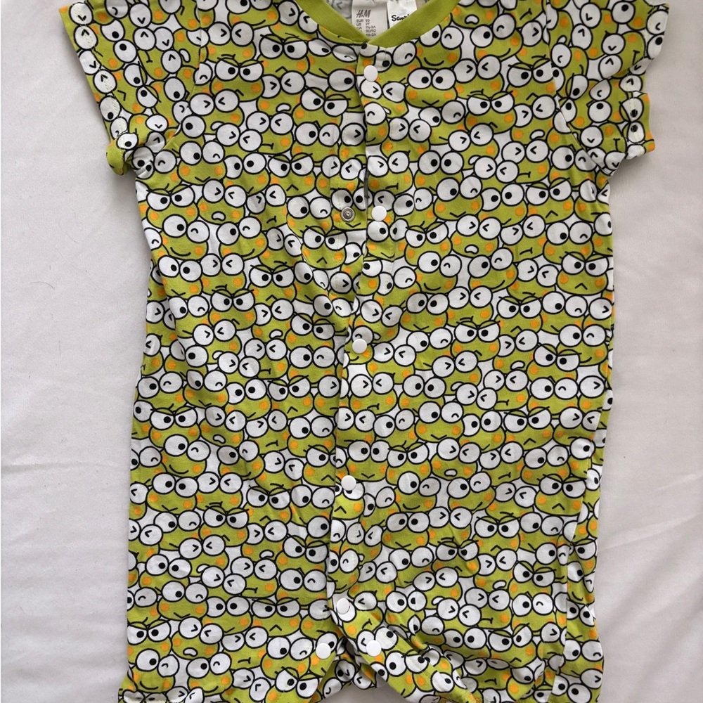 💜3/$20 Sanrio Green and White Frog Print Shirt